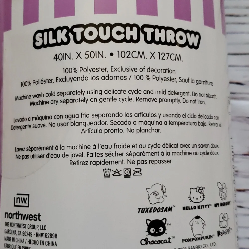 🆕️ ADORABLE HELLO KITTY AND FRIENDS THROW 🥰